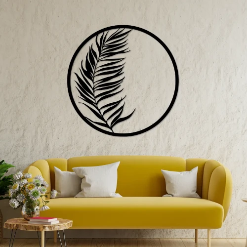 lisc-w-kole-czarny-na-tle-zolta-sofa