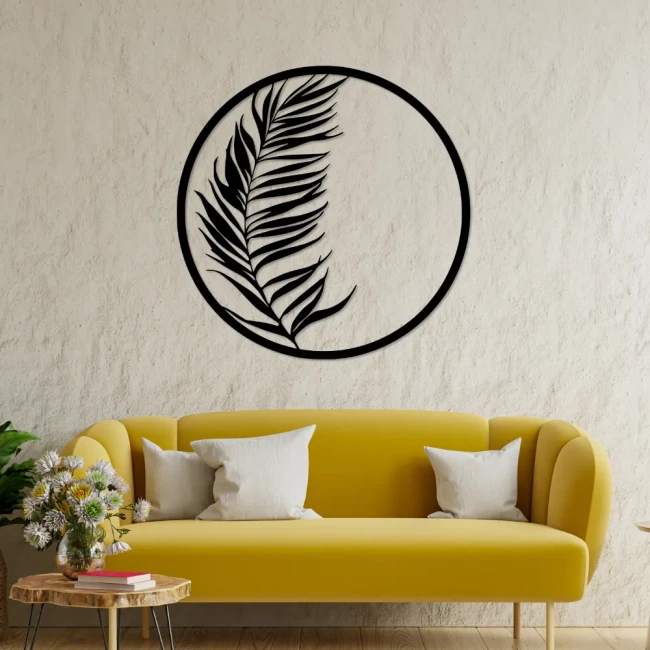 lisc-w-kole-czarny-na-tle-zolta-sofa