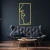 usta-lineart-zloty-obraz-ciemna-sciana-sofa