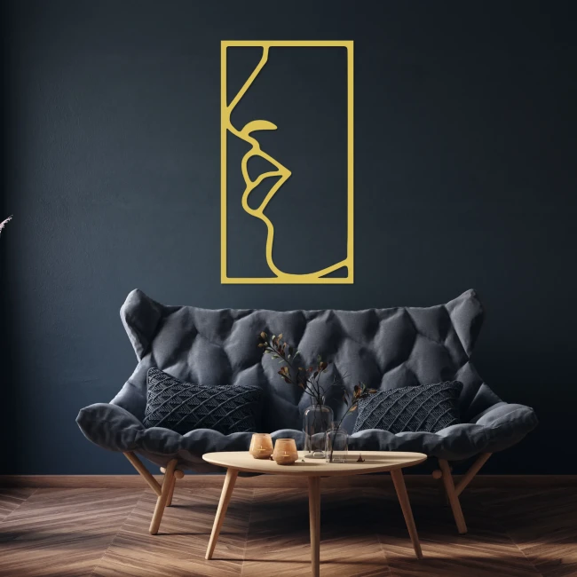 usta-lineart-zloty-obraz-ciemna-sciana-sofa