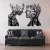 glowy-z-drzew-czarne-nad-sofa-szara