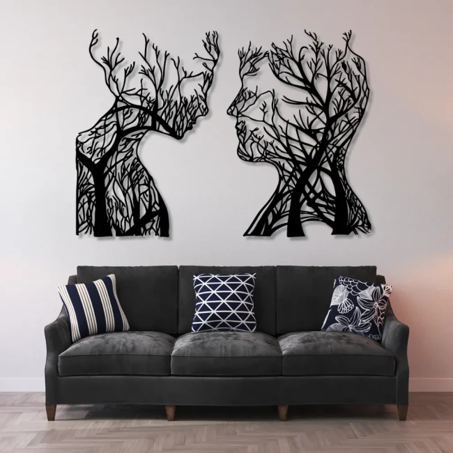 glowy-z-drzew-czarne-nad-sofa-szara