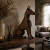 doberman-drewniana-figura-brazowa-wnetrze